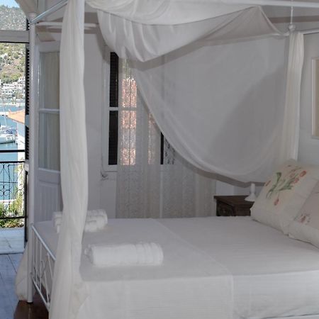 Neoclassical Manor House Poros Town Exterior foto